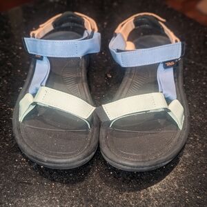 Tevas Hurricane Size 8